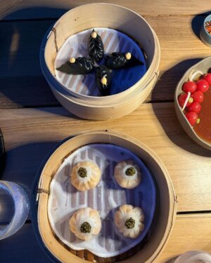 Serra Yılmaz Instagram - Evet son dönemde çok post yazmıyorum ama artık kayda değer lezzetleri ve güzellikleri yazmaya karar verdim. Karaköy’de eski Yolcu Salonunun yerine açılan Peninsula Otelin restoranı Gallada’ya davetliydik. Gallada bu mevsimde iki muhteşem terastan oluşuyor. En üstte bar altında restoran. Manzarayı görüyorsunuz, insan bakmaya doyamıyor. Fatih Tutak menusu yiyeceğimiz için de heyecanlıydık doğrusu. Enginar ve domates salatasıyla başladık, ikisi de çok leziz ve şaşırtıcıydı, zaten domatesler yemeğin sonuna dek soframızda kaldı arada dayanamayıp iki tane daha atıyorduk ağzımıza. Sonra biri yengeç biri karides dolu mantı damağımızı şenlendirdi. Siyah sarımsaklı fener balığının fotoğrafını bile çekemedik. Ama gelelim tatlılara : hem çok doyduğumuzdan hem şeker oranı yüksek tatlara uzak olduğumdan hem de sıkı bir “yuzusever” olduğumdan tabii ki yuzu karını seçtik! İşte bu tatlı bizi çocukluğumuza götürdü ve resmen sevindirdi! Kar yemiş iki kız çocuğu sevinciyle ayrıldık masamızdan! Şef Fatih Tutak’a ve bizi ağırlayan tüm Gallada ekibine çok teşekkür ederiz. Lezzetle kalın! @fatih_tutak @galladaistanbul #davet
🇮🇹 Siamo state invitate nel Ristorante Gallada sull’albergo Peninsula a Istanbul. La vista è grandiosa uno non vuole partire. Il menu è del chef doppio stellato Fatih Tutak ed è semplicemente squisito. Ne siamo partite con una gioia infantile visto il dolce che abbiamo mangiato: neve di yuzu!