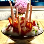 Serra Yılmaz Instagram – Evet son dönemde çok post yazmıyorum ama artık kayda değer lezzetleri ve güzellikleri yazmaya karar verdim. Karaköy’de eski Yolcu Salonunun yerine açılan Peninsula Otelin restoranı Gallada’ya davetliydik. Gallada bu mevsimde iki muhteşem terastan oluşuyor. En üstte bar altında restoran. Manzarayı görüyorsunuz, insan bakmaya doyamıyor. Fatih Tutak menusu yiyeceğimiz için de heyecanlıydık doğrusu. Enginar ve domates salatasıyla başladık, ikisi de çok leziz ve şaşırtıcıydı, zaten domatesler yemeğin sonuna dek soframızda kaldı arada dayanamayıp iki tane daha atıyorduk ağzımıza. Sonra biri yengeç biri karides dolu mantı damağımızı şenlendirdi. Siyah sarımsaklı fener balığının fotoğrafını bile çekemedik. Ama gelelim tatlılara : hem çok doyduğumuzdan hem şeker oranı yüksek tatlara uzak olduğumdan hem de sıkı bir “yuzusever” olduğumdan tabii ki yuzu karını seçtik! İşte bu tatlı bizi çocukluğumuza götürdü ve resmen sevindirdi! Kar yemiş iki kız çocuğu sevinciyle ayrıldık masamızdan! Şef Fatih Tutak’a ve bizi ağırlayan tüm Gallada ekibine çok teşekkür ederiz. Lezzetle kalın! @fatih_tutak @galladaistanbul #davet
🇮🇹 Siamo state invitate nel Ristorante Gallada sull’albergo Peninsula a Istanbul. La vista è grandiosa uno non vuole partire. Il menu è del chef doppio stellato Fatih Tutak ed è semplicemente squisito. Ne siamo partite con una gioia infantile visto il dolce che abbiamo mangiato: neve di yuzu!