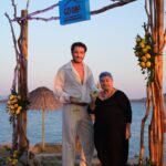 Serra Yılmaz Instagram – Cunda’da son derece keyifli bir geceden… Anda kal dediler biz de kaldık! 😂 #DurveAndaKal #CumaGibiÇarşamba @trata.ayvalik #davet 
🇮🇹 Una serata di grande piacere a Cunda sull’Egeo. Viviamo l’istante.