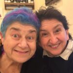 Serra Yılmaz Instagram – So che qualsiasi descrizione sarà approssimativa ma ci provo, anche perché soltanto quando uno spettacolo mi colpisce veramente  prendo il tempo di fare un post. Ho incontrato per caso Silvia Gribaudi su Instagram e mi sono messa a seguirla sperando di vedere al più presto uno suo spettacolo. E sono riuscita a vedere GRACES il week-end a TEATRO NUOVO a Napoli. Tutto ciò al quale mi aspettavo vedendo il piccolo estratto era lì davanti ai miei occhi: grande ironia, auto derisione, umorismo, tutto. Abbiamo riso dall’inizio alla fine, apprezzato l’interazione col pubblico di età molto variata. Una delizia. Grazie Silvia. Andrea, Matteo, Siro, e Leonardo! Ormai ti seguo cara!
🇫🇷 au cas où rencontrez un spectacle de Silvia Gribaudi, allez le voir. Vous ne le regretterez point!
🇹🇷Harika bir dans gösterisi seyrettim koreografı Silvia Gribaudi, umarım Türkiye’de de onu seyretmek sanatseverlere nasip olur.
#silviagribaudi #graces #teatronuovo @gribaudisilvia www.silviagribaudi.com