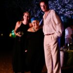 Serra Yılmaz Instagram – Cunda’da son derece keyifli bir geceden… Anda kal dediler biz de kaldık! 😂 #DurveAndaKal #CumaGibiÇarşamba @trata.ayvalik #davet 
🇮🇹 Una serata di grande piacere a Cunda sull’Egeo. Viviamo l’istante.