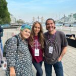Serra Yılmaz Instagram – Harika bir 2 gün yaşadık, bir çok katılımcı konuyu keyifli fotoğraflar paylaşarak yazdı. Levon her şey cüretle başlar diyordu, bence her şey hayal kurmakla başlıyor sonra bu hayali gerçek kılmak için cürete tabii ki çok ihtiyaç var. Mehmet ve Cemre 1001 teşekkür cüretkar hayalperestler olduğunuz için ve bana uzun zamandır artık söz dağarcığımızda olmayan bir sözcüğü ve dolayısıyla bir kavramı hatırlatıp canlandırdığınız için: İMECE! 
Bol keyifli bir imece yaptık, birlikte üretmeyi, dayanışmayı tekrar hatırladık! Daha nicelerine diyorum. Tüm katılımcılara da bol teşekkür ve buse yolluyorum. 
Bu arada hala katkıda bulunmak mümkün , bağış yapmak için 
@turkeymozaik e başvurabilirsiniz.
#cradleoffood #turkeymozaikfoundation #prototiprakı @meydiageo 

🇮🇹Questo post è per ringraziare gli amici che hanno organizzato a Londra un evento gastronomico x una colletta per i terremotati turchi e siriani. Il primo giorno abbiamo cucinato tutti insieme: c’erano una quantità di giovani chef e anche giornalisti o persone come me che si intendono di cibo. Secondo giorno conferenza e a pranzo abbiamo mangiato tutte le specialità della regione che avevamo cucinato la vigilia. E stato favoloso ricordarci di produrre insieme per solidarietà. La solidarietà per il terremoto deve essere a lungo termine perché passato l’emozione immediata si dimentica tutto e non va bene, allora potete sempre donare tramite Turkey Mozaik Foundation @turkeymozaik
