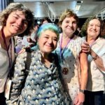 Serra Yılmaz Instagram – Harika bir 2 gün yaşadık, bir çok katılımcı konuyu keyifli fotoğraflar paylaşarak yazdı. Levon her şey cüretle başlar diyordu, bence her şey hayal kurmakla başlıyor sonra bu hayali gerçek kılmak için cürete tabii ki çok ihtiyaç var. Mehmet ve Cemre 1001 teşekkür cüretkar hayalperestler olduğunuz için ve bana uzun zamandır artık söz dağarcığımızda olmayan bir sözcüğü ve dolayısıyla bir kavramı hatırlatıp canlandırdığınız için: İMECE! 
Bol keyifli bir imece yaptık, birlikte üretmeyi, dayanışmayı tekrar hatırladık! Daha nicelerine diyorum. Tüm katılımcılara da bol teşekkür ve buse yolluyorum. 
Bu arada hala katkıda bulunmak mümkün , bağış yapmak için 
@turkeymozaik e başvurabilirsiniz.
#cradleoffood #turkeymozaikfoundation #prototiprakı @meydiageo 

🇮🇹Questo post è per ringraziare gli amici che hanno organizzato a Londra un evento gastronomico x una colletta per i terremotati turchi e siriani. Il primo giorno abbiamo cucinato tutti insieme: c’erano una quantità di giovani chef e anche giornalisti o persone come me che si intendono di cibo. Secondo giorno conferenza e a pranzo abbiamo mangiato tutte le specialità della regione che avevamo cucinato la vigilia. E stato favoloso ricordarci di produrre insieme per solidarietà. La solidarietà per il terremoto deve essere a lungo termine perché passato l’emozione immediata si dimentica tutto e non va bene, allora potete sempre donare tramite Turkey Mozaik Foundation @turkeymozaik