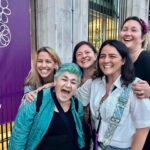 Serra Yılmaz Instagram – Harika bir 2 gün yaşadık, bir çok katılımcı konuyu keyifli fotoğraflar paylaşarak yazdı. Levon her şey cüretle başlar diyordu, bence her şey hayal kurmakla başlıyor sonra bu hayali gerçek kılmak için cürete tabii ki çok ihtiyaç var. Mehmet ve Cemre 1001 teşekkür cüretkar hayalperestler olduğunuz için ve bana uzun zamandır artık söz dağarcığımızda olmayan bir sözcüğü ve dolayısıyla bir kavramı hatırlatıp canlandırdığınız için: İMECE! 
Bol keyifli bir imece yaptık, birlikte üretmeyi, dayanışmayı tekrar hatırladık! Daha nicelerine diyorum. Tüm katılımcılara da bol teşekkür ve buse yolluyorum. 
Bu arada hala katkıda bulunmak mümkün , bağış yapmak için 
@turkeymozaik e başvurabilirsiniz.
#cradleoffood #turkeymozaikfoundation #prototiprakı @meydiageo 

🇮🇹Questo post è per ringraziare gli amici che hanno organizzato a Londra un evento gastronomico x una colletta per i terremotati turchi e siriani. Il primo giorno abbiamo cucinato tutti insieme: c’erano una quantità di giovani chef e anche giornalisti o persone come me che si intendono di cibo. Secondo giorno conferenza e a pranzo abbiamo mangiato tutte le specialità della regione che avevamo cucinato la vigilia. E stato favoloso ricordarci di produrre insieme per solidarietà. La solidarietà per il terremoto deve essere a lungo termine perché passato l’emozione immediata si dimentica tutto e non va bene, allora potete sempre donare tramite Turkey Mozaik Foundation @turkeymozaik