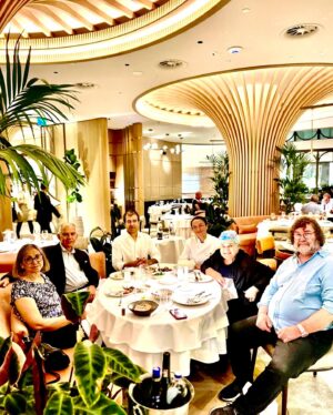 Serra Yılmaz Instagram - Uzun bir yaz geçirdim Türkiye’de, yaşarken post yazıp yayınlamakta hep zorlanıyorum ama sevdiğim, sevmeye devam ettiğim ya da yeni CG keşfettiğim yerleri de paylaşmak istiyorum. Seraf’ı İnstagram da keşfettim çok merak edip taaa Mahmutbey’e gittim ve bulduğum yemek ve insan kalitesi o kadar yüksekti ki, müdavimi oldum tüm uzaklığına rağmen. Vadi Seraf’ın açılmasını dört gözle bekledim ve mekanı yakın olmamakla birlikte yine çok sevdim ve sürekli gider oldum, eşimi dostumu güvenle götürdüm. Her gidişimizde inanılmaz bir lezzet, yeni tatlar, Doğan Bey’in ve Sinem’in misafirperverliği bizi çok mutlu etti. Tek tek yemeklere değinirsem işin içinden çıkamayız. Umarım yolunuz düşer damağınız şenlenir. 
🇮🇹oggi vi vorrei consigliare un ristorante dei miei preferiti in assoluto a Istanbul. Si tratta di cucina regionale, hanno due locali io vi consiglierei quello più vicino dal centro: Vadi Seraf. Vi assicuro che sarà una festa per il vostro palato. E non dimenticare che è tutto fatto a mano uno per uno. @serafvadi @serafmahmutbey @sinemozler @dgnyildrm @sabiha.apaydin #michelin #serafrestaurant #cucinaturca #cucinaturcaregionale #cucinaautentica #reklam #davet