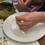Serra Yılmaz Instagram – Harika bir 2 gün yaşadık, bir çok katılımcı konuyu keyifli fotoğraflar paylaşarak yazdı. Levon her şey cüretle başlar diyordu, bence her şey hayal kurmakla başlıyor sonra bu hayali gerçek kılmak için cürete tabii ki çok ihtiyaç var. Mehmet ve Cemre 1001 teşekkür cüretkar hayalperestler olduğunuz için ve bana uzun zamandır artık söz dağarcığımızda olmayan bir sözcüğü ve dolayısıyla bir kavramı hatırlatıp canlandırdığınız için: İMECE! 
Bol keyifli bir imece yaptık, birlikte üretmeyi, dayanışmayı tekrar hatırladık! Daha nicelerine diyorum. Tüm katılımcılara da bol teşekkür ve buse yolluyorum. 
Bu arada hala katkıda bulunmak mümkün , bağış yapmak için 
@turkeymozaik e başvurabilirsiniz.
#cradleoffood #turkeymozaikfoundation #prototiprakı @meydiageo 

🇮🇹Questo post è per ringraziare gli amici che hanno organizzato a Londra un evento gastronomico x una colletta per i terremotati turchi e siriani. Il primo giorno abbiamo cucinato tutti insieme: c’erano una quantità di giovani chef e anche giornalisti o persone come me che si intendono di cibo. Secondo giorno conferenza e a pranzo abbiamo mangiato tutte le specialità della regione che avevamo cucinato la vigilia. E stato favoloso ricordarci di produrre insieme per solidarietà. La solidarietà per il terremoto deve essere a lungo termine perché passato l’emozione immediata si dimentica tutto e non va bene, allora potete sempre donare tramite Turkey Mozaik Foundation @turkeymozaik