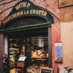 Serra Yılmaz Instagram - Ve beklenen turlardan biri daha sitede online ✨ @serrafine ile sonbaharda yaptığımız enogastronomik Toscana gezisinden sonra şimdi de ilkbaharda Toscana’nın en güzel şehirlerinden Siena, San Gimignano, Lucca ve Floransa’yı geziyoruz. Gezerken Lucca’da antika pazarına Floransa’da operaya gidiyoruz. Birbirinden lezzetli yemekler ve şaraplarla her gün yeni yerler keşfedeceğimiz bu turun tüm detaylarını internet sitemizde bulabilirsiniz. @pianopianotoscana sayfasından linke tıklayabilirsiniz. www.pianopianotoscana.com #serrayılmaziletoskana #pianopianotoscana #toskanadansevgilerle