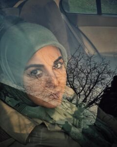 Setare Eskandari Instagram - تو امدى چون صاعقه ،اسمان شدم من تا در اغوشت گيرم باد و طوفانت را دشت شدم ... تن سپردم به امواج ِ تو ،برايت من دريا شدم.. كمان ِ دل كشيدم با تيرِ بوسه هاى ِ تو ، دورتر از مرزهاى باور نشاندمش چشم بستم تا با اسبِ من سواره شوى بر صحراى ِداغِ خيال... دانه دانه هاى اشكهايت را باور كردم من.. باران ِ كدامِ زمستان چشمانت راشسته است كه ديگرتورا سراغى از بهارنيست ؟ من بى باورم به ماه وبه اتش ... نگاه كن مرا ... در كوچه پس كوچه هاى ِ جنگل ِدرد تو را من مى سپارم به باد ... به باد ... به باد #محمد جان رسولى لحظه را ثبت كرد 🙏🍃@hamarasouli