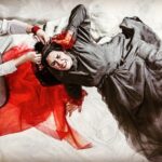 Setare Eskandari Instagram - مانای من سوار شو بر اسب رویاهایت بتاز تا انتهای معنای گم شده ات ،تاخت کن چونان فاتحین ِجنگهای ِ بزرگ به رقص در اور پرچم ازادی را در قله های فهم ِ اسمان بگذار هنوز بپیچد شیهه این اسب در دشت خیال، بگذار تا بپرد این اسب از کژخیالی ِانچه مانع است، خودت را در ایینه نگاه کن هزار ، هزار بار زمستان میگذرد در عطر نرگس و برف ِنیامده پاییزرا بگو بیاید یا بهار ، هوا تازه کن بگذار تا باد نوازش کند هنوز موهایت را دانه دانه ، تا بشوید اشکهایت را قطره ، قطره با باد برو ، رها شو از کوچکی‌ِ زمین ِ زیرِ دو پایت با باد برو ، در ظرف نمان با باد برو ، زمین می چرخد ، تو برقص ، سیال بمان با باد برو،، بگذر ، عبور کن ، جاری شو ، پرواز کن، با بادبرو،رها شو درنگ‌نکن، زمان نده سوار شو بر اسب رویاهایت مانای من 🍃 با الهام کردا در « نفر دوم»