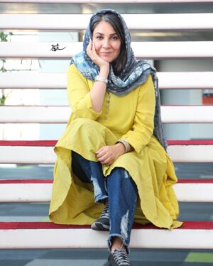 Setare Eskandari Instagram - مانای من

کجای اسمان ِبهار راه گم کردی
من تیر با باور ِتو در کمان کردم
انقدر که مرزی نبود
رها ، چونان پرنده ای 
در خیال ِشکوفه و بوی یاس
  پیدا نمیشوم در تو ،
گم شدم من در تاریکی ِهراس
حتی اگر بایستد زمان ، باز از هم گم شدیم 
ماه پشتِ ابر پنهان شده
 روزگار چرخیده
 اسمان ِپاییز باران را دریغ میکند..
🍂🍂🍂
پ ، ن ؛پاییز نود و هشت ماند سایه اش بر سر من
@soroushmn_
ثبت لحظه: