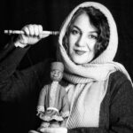 Setare Eskandari Instagram - مااز گذشته می اییم ، از تاریخ ، تاریخی که پیروزانش نوشته اند، اما همیشه سیاهی ، مبارکی وجود داشته و دارد تا انچه واقعیت است را سینه به سینه به گوش مردمان برساند، ما مردمیم تکیه داده به یکدیگر ، برای حفظ انچه میراثش می نامیم ، میراث فرهنگی ، فرهنگ تکه پاره امان را نگه میداریم تا ایران زمین به جا بماند که انچه عزیز است وطن است ، خانه است . خانه موزه خیمه شب بازی ایران ، تلاش دارد درقالب یک نهاد خصوصی به معرفی یکی از مهمترین هنرهای نمایشی-عروسکی ایران بپردازد.خیمه شب باری در زمره میراث های ناملموس ایرانی دارای شهرت جهانی است. این موزه برانست تادر راه حفظ و معرفی بیشتر این هنر دیرینه از طریق گرداوری اسناد و اثار مربوطه ، مستند نگاری و نگهداری اثار ، کمک به پژوهشگران و اموزش خیمه شب بازی به هنرجویان برای تداوم این هنر گامی چند بردارد، گشایش این موزه اغاز یک راه است ، برای تکمیل این مجموعه و معرفی جنبه ها و فنون این هنر از طریق برگزاری نشست ها ی تخصصی و کلاسهای اموزشی از همه اساتید و علاقمندان به این هنر دعوت به همکاری می شودتا در روایت معاصر خیمه شب بازی همراه باشند. در این خانه باز است به روی همه متخصصین و اساتید عاشق، یاریتان را میطلبیم ، تا این خانه زنده ترشود ، درش باز بماند، به روز شود ، فراموش نشویم ، فراموشمان نکنند ، تا میل به ازادی در دل مردم همچنان زنده بماند ، تا حق بماند، تا خنده بماند، تا امید بماند، تا نفس بکشیم.... عکس:پوریا نوری #خانه_فرهنگ_و_هنر_مانا #خانه_موزه_خیمه_شب_بازی_ایران