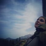 Setare Eskandari Instagram – نازنين همراهان من ..دوستان ِ شناس و ناشناس ..سپاسگزار مهرتان هستم حالا و هميشه ..
🍃🍃🍃🍃🍃🍃🍃🍃
امروز در پانصدمين پست ٤٤ ساله شدم مقارن با عيد فطر و اولين بازى ايران در  جام جهانى ..با تبريك و ارزوى پيروزى ايران ،..از دنياى مجاز خداحافظى مى كنم با اين باور كه مهرتان واقعى بود وهست و انتقاداتتان سازنده ..دور مى شوم تا دوباره نگاه كنم به انچه پشت سر گذاشته ام ، به راهم ،خودم ، هدفم ..با اين اميد كه پر بارتر باز گردم، اسمانِ ابىِ مهرتان را همچنان ارزومندم 🍃🌿🍃🌿🍃🌿🍃🌿🍃🌿
اين صفحه براى تبليغ تئاتر و سينما و هر رخداد فرهنگى باز خواهد ماند⭐️🍃⭐️🍃⭐️🍃⭐️