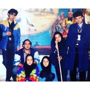 Setare Eskandari Instagram - اين عكس را مهدى سلطانى در صغحه اش گذاشته بود سال٧٤ در دانشكده هنرهاى زيبا ..تئاتر افسانه... مهدى سلطانى ..مريم معينى ..من...شهاب حسينى ..نگاه كردم به ان سالها..به ارزوهايمان و تلاش براى رسيدن، دلم تنگ شده براى همه ان روزها ،انگار همين ديروز بود بيست سال پيش..چه خوب كه دوستيمان پا بر جا مانده و گم نشديم در اين شتاب زمانه