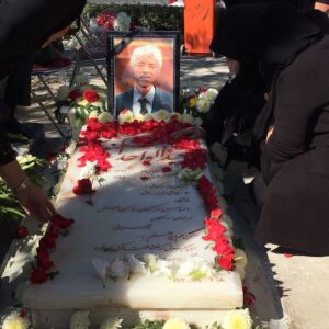 Setare Eskandari Instagram - چهل روز گذشت...نه ..عمر جهان برما گذشت ..يادت ..نامت ..بامن هست تا هميشه برايت ديگراشك نه، با تو مى خندم باتوزندگى مى كنم باتو مرگ را به عقب مى رانم كه برايم هستى تا هستم