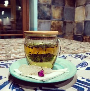 Setare Eskandari Instagram - دوستان عزيزم ...اينجا خانه فرهنگ وهنر "مانا" است ..خانه اى براى گفتگو .. ديدن ..شنيدن ..خانه اى براى دور هم بودن ... با طعمِ گذشته ..دعوتتان مى كنم به بودن 🍃🍃🍃🍃🌹🍃🍃🍃🍃بلواركشاورز خ وصال كوچه شاهد پ٦