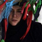 Setare Eskandari Instagram – ماهرو …نمونه ی هزاران زنیست که درسکوت نظاره کرده اند رفتن همسرانشان ، فرزندانشان ، پدرانشان را ..تا ایران زمین بر جای بماند ..نظاره کرده اند و بغضشان در گلو ماند تا همیشه ی تاریخ …کسی انها را به یاد نمی اورد چون صبور بوده اند و بی ادعا عاشق ..کسی انها را به یاد نمی اورد ،شما نگاهشان کنید به یاد بیاوریدشان
#سرو_زیر_آب 
حکایت عاشقانِ ساکت است