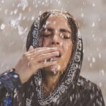 Setare Eskandari Instagram - نازنین فراهانی بهترین بازیگر زن از جشنواره آسیاپاسفیک جایزه بهترین بازیگر زن جشنواره فیلم آسیا – پاسیفیک برای بازی در فیلم «خورشید آن ماه» به نازنین فراهانی اهداء شد. در شصتمین دوره جشنواره فیلم آسیا – پاسیفیک که با سازماندهی اتحادیه تهیه کنندگان سینمای آسیا و اقیانوسیه از 9 تا 11 آذرماه 1402 در ماکائو برگزار شد، فیلم «خورشید آن ماه» به کارگردانی ستاره اسکندری، تهیه کنندگی منوچهر محمدی و پخش بین المللی شرکت ایریماژ در بخش مسابقه نمایش داده شد و نازنین فراهانی جایزه بهترین بازیگر زن را برای نقش آفرینی در این فیلم از آن خود کرد. فیلم «خورشید آن ماه» در این جشنواره دیرپا که به شکل گردشی در کشورهای عضو اتحادیه برگزار می شود، در شش رشته دیگر شامل بهترین فیلم، بهترین کارگردان، بهترین فیلمنامه، بهترین فیلمبرداری، بهترین طراحی لباس و بهترین موسیقی متن نیز نامزد دریافت جایزه شده بود. این فیلم سینمایی بیش از این جایزه بهترین فیلم و بهترین کارگردانی را در جشنواره فیلم مستقل ایماگو در ایتالیا را دریافت کرده بود. این فیلم, داستانی از عشق ناکام و سکوت بی فرجام را در دل زیبایی های بلوچستان روایت می کند و تصویری واقعی و متفاوت از این قوم محجوب ارائه می دهد. «خورشید آن ماه» پس از نمایش افتتاحیه جهانی در جشنواره‌ تراز اول هند – گوآ، در جشنواره‌‌های دیگری از جمله فیلم‌های ایرانی در زوریخ (بخش مسابقه)، فیلم‌های درون خانوادگی (بخش مسابقه)، رمبوهای سینما (بخش مسابقه)، صوفیه منار (مروری بر آثار فیلمسازان زن ایرانی)، گل علیه گلوله ، فیلم و هنرهای رسانه‌ای زنان استرالیا (بخش مسابقه)، زنان ایرانی در فرانکفورت و فیلم های مستقل ایدرومنو (بخش مسابقه) حضور داشته است که اولین جایزه ی کارگردانی را برای ستاره اسکندری به ارمغان اورد، این فیلم سینمایی در جشنواره «گل علیه گلوله» نیز نامزد دریافت جوایز بخش فرهنگ‌ها، بهترین کارگردان، بهترین فیلمنامه نویس، بهترین بازیگر زن، بهترین فیلمبرداری، بهترین تدوین و بهترین موسیقی متن شده است. «خورشید آن ماه» به تهیه کنندگی منوچهر محمدی و پخش بین المللی شرکت ایریماژ، به زودی توسط فیلمیران در سراسر کشور اکران می‌شود.