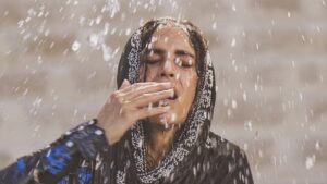 Setare Eskandari Instagram - نازنین فراهانی بهترین بازیگر زن از جشنواره آسیاپاسفیک

جایزه بهترین بازیگر زن جشنواره فیلم آسیا – پاسیفیک برای بازی در فیلم «خورشید آن ماه» به نازنین فراهانی اهداء شد.
در شصتمین دوره جشنواره فیلم آسیا – پاسیفیک که با سازماندهی اتحادیه تهیه کنندگان سینمای آسیا و اقیانوسیه از 9 تا 11 آذرماه 1402 در ماکائو برگزار شد، فیلم «خورشید آن ماه» به کارگردانی ستاره اسکندری، تهیه کنندگی منوچهر محمدی و پخش بین المللی شرکت ایریماژ در بخش مسابقه نمایش داده شد و نازنین فراهانی جایزه بهترین بازیگر زن را برای نقش آفرینی در این فیلم از آن خود کرد.
فیلم «خورشید آن ماه» در این جشنواره دیرپا که به شکل گردشی در کشورهای عضو اتحادیه برگزار می شود، در شش رشته دیگر شامل بهترین فیلم، بهترین کارگردان، بهترین فیلمنامه، بهترین فیلمبرداری، بهترین طراحی لباس و بهترین موسیقی متن نیز نامزد دریافت جایزه شده بود.
 این فیلم سینمایی بیش از این جایزه بهترین فیلم و بهترین کارگردانی را در جشنواره فیلم مستقل ایماگو در ایتالیا را دریافت کرده بود.

این فیلم, داستانی از عشق ناکام و سکوت بی فرجام را در دل زیبایی های بلوچستان روایت می کند و تصویری واقعی و متفاوت از این قوم محجوب ارائه می دهد.
«خورشید آن ماه» پس از نمایش افتتاحیه جهانی در جشنواره‌ تراز اول هند – گوآ، در جشنواره‌‌های دیگری از جمله فیلم‌های ایرانی در زوریخ (بخش مسابقه)، فیلم‌های درون خانوادگی (بخش مسابقه)، رمبوهای سینما (بخش مسابقه)، صوفیه منار (مروری بر آثار فیلمسازان زن ایرانی)، گل علیه گلوله ، فیلم و هنرهای رسانه‌ای زنان استرالیا (بخش مسابقه)، زنان ایرانی در فرانکفورت و فیلم های مستقل ایدرومنو (بخش مسابقه) حضور داشته است که اولین جایزه ی کارگردانی را برای ستاره اسکندری به ارمغان اورد،
این فیلم سینمایی در جشنواره «گل علیه گلوله» نیز نامزد دریافت جوایز بخش فرهنگ‌ها، بهترین کارگردان، بهترین فیلمنامه نویس، بهترین بازیگر زن، بهترین فیلمبرداری، بهترین تدوین و بهترین موسیقی متن شده است.
«خورشید آن ماه» به تهیه کنندگی منوچهر محمدی و پخش بین المللی شرکت ایریماژ، به زودی توسط فیلمیران در سراسر کشور اکران می‌شود.