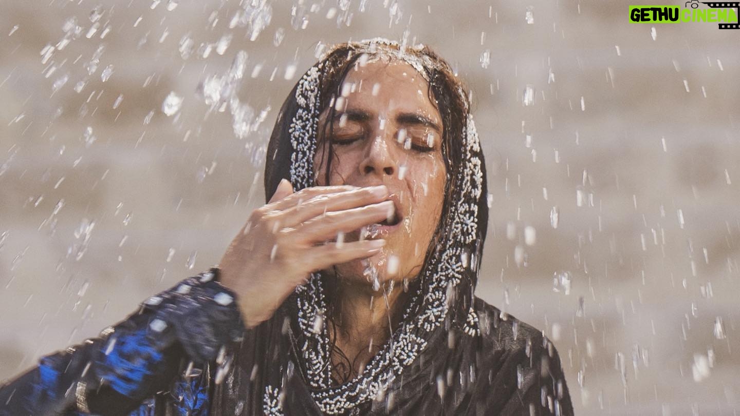 Setare Eskandari - 6.2K Likes - نازنین فراهانی بهترین بازیگر زن از جشنواره آسیاپاسفیک
جایزه بهترین بازیگر زن جشنواره فیلم آسیا – پاسیفیک برای بازی در فیلم «خورشید آن ماه» به نازنین فراهانی اهداء شد.
در شصتمین دوره جشنواره فیلم آسیا – پاسیفیک که با سازماندهی اتحادیه تهیه کنندگان سینمای آسیا و اقیانوسیه از 9 تا 11 آذرماه 1402 در ماکائو برگزار شد، فیلم «خورشید آن ماه» به کارگردانی ستاره اسکندری، تهیه کنندگی منوچهر محمدی و پخش بین المللی شرکت ایریماژ در بخش مسابقه نمایش داده شد و نازنین فراهانی جایزه بهترین بازیگر زن را برای نقش آفرینی در این فیلم از آن خود کرد.
فیلم «خورشید آن ماه» در این جشنواره دیرپا که به شکل گردشی در کشورهای عضو اتحادیه برگزار می شود، در شش رشته دیگر شامل بهترین فیلم، بهترین کارگردان، بهترین فیلمنامه، بهترین فیلمبرداری، بهترین طراحی لباس و بهترین موسیقی متن نیز نامزد دریافت جایزه شده بود.
این فیلم سینمایی بیش از این جایزه بهترین فیلم و بهترین کارگردانی را در جشنواره فیلم مستقل ایماگو در ایتالیا را دریافت کرده بود.
این فیلم, داستانی از عشق ناکام و سکوت بی فرجام را در دل زیبایی های بلوچستان روایت می کند و تصویری واقعی و متفاوت از این قوم محجوب ارائه می دهد.
«خورشید آن ماه» پس از نمایش افتتاحیه جهانی در جشنواره تراز اول هند – گوآ، در جشنوارههای دیگری از جمله فیلمهای ایرانی در زوریخ (بخش مسابقه)، فیلمهای درون خانوادگی (بخش مسابقه)، رمبوهای سینما (بخش مسابقه)، صوفیه منار (مروری بر آثار فیلمسازان زن ایرانی)، گل علیه گلوله ، فیلم و هنرهای رسانهای زنان استرالیا (بخش مسابقه)، زنان ایرانی در فرانکفورت و فیلم های مستقل ایدرومنو (بخش مسابقه) حضور داشته است که اولین جایزه ی کارگردانی را برای ستاره اسکندری به ارمغان اورد،
این فیلم سینمایی در جشنواره «گل علیه گلوله» نیز نامزد دریافت جوایز بخش فرهنگها، بهترین کارگردان، بهترین فیلمنامه نویس، بهترین بازیگر زن، بهترین فیلمبرداری، بهترین تدوین و بهترین موسیقی متن شده است.
«خورشید آن ماه» به تهیه کنندگی منوچهر محمدی و پخش بین المللی شرکت ایریماژ، به زودی توسط فیلمیران در سراسر کشور اکران میشود.