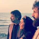 Setare Eskandari Instagram – اينجا خزر ..تابستان ِ گذشته با حميد پگاه و بهروز شعيبى ..مينى سريال “گيله وا ” … ما خيره به دوربين ِ اميرحسين صديق … لحظه را “پوريا نورى” ثبت كرد. ..ما پراكنده شديم هر كدام به  سويى ..كارى..”جايى “.. عكس ها اما مى گويند كه از كنارِ هم گذشته ايم حتى اگر حافظه امان يارى نكند و خاطرات را بسپاريم به فراموشى ..حتى اگر عكاس خودش در عكس نباشد