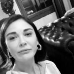 Sevcan Yaşar Instagram - Çok güzel bir ekipte çok fazla güzel kalbe maruz kalmaktan..Eğlenceli anları fotoğraflamaktan çok yaşamayı tercih etmişim bu sefer. An'ımdan çalacak korkusuyla alel acele çektiğim videolar.. Hepinizi çok sevdim seviyorum seveceğim. Yeni maceralarda buluşmak dileğiyle 🦢🤍🫵🏻🫶🏻 @dizikirlisepeti @medyapimresmi @nowtvturkiye #theekip #killin'rock🫶🏻