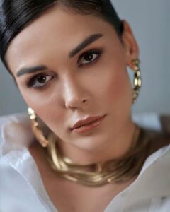 Sevcan Yaşar Instagram - ❤️ Röportaj: @aysecaglakucuk @serayyazicioglu Fotoğraf: @okanaysalar Creative Director: @eeceylemm Styling: @sanarangrazz Make up: @elcintzcn Hair: @sabitakkaya/ Halit Nas Retouch: @atamandervisoglu Pr: @bgpragency @begkilic @nureriskuran Menajerlik: @buketkahramantm