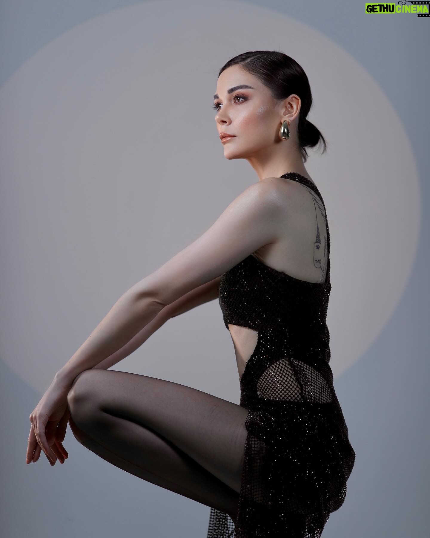 Sevcan Yaşar Instagram - 🦢🦢🦢 Röportaj: @aysecaglakucuk @serayyazicioglu Fotoğraf: @okanaysalar Creative Director: @eeceylemm Styling: @sanarangrazz Make up: @elcintzcn Hair: @sabitakkaya/ Halit Nas Retouch: @atamandervisoglu Pr: @bgpragency @begkilic @nureriskuran Menajerlik: @buketkahramantm