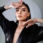 Sevcan Yaşar Instagram - @buketkahramantm X @svcnysr 🖤 Fotoğraf: @okanaysalar @detaycek Styling: @sanarangrazz Makeup: @elcintzcn Management: @buketkahramantm Creative Director: @eeceylemm Saç: @sabitakkaya / @halitnasoffical