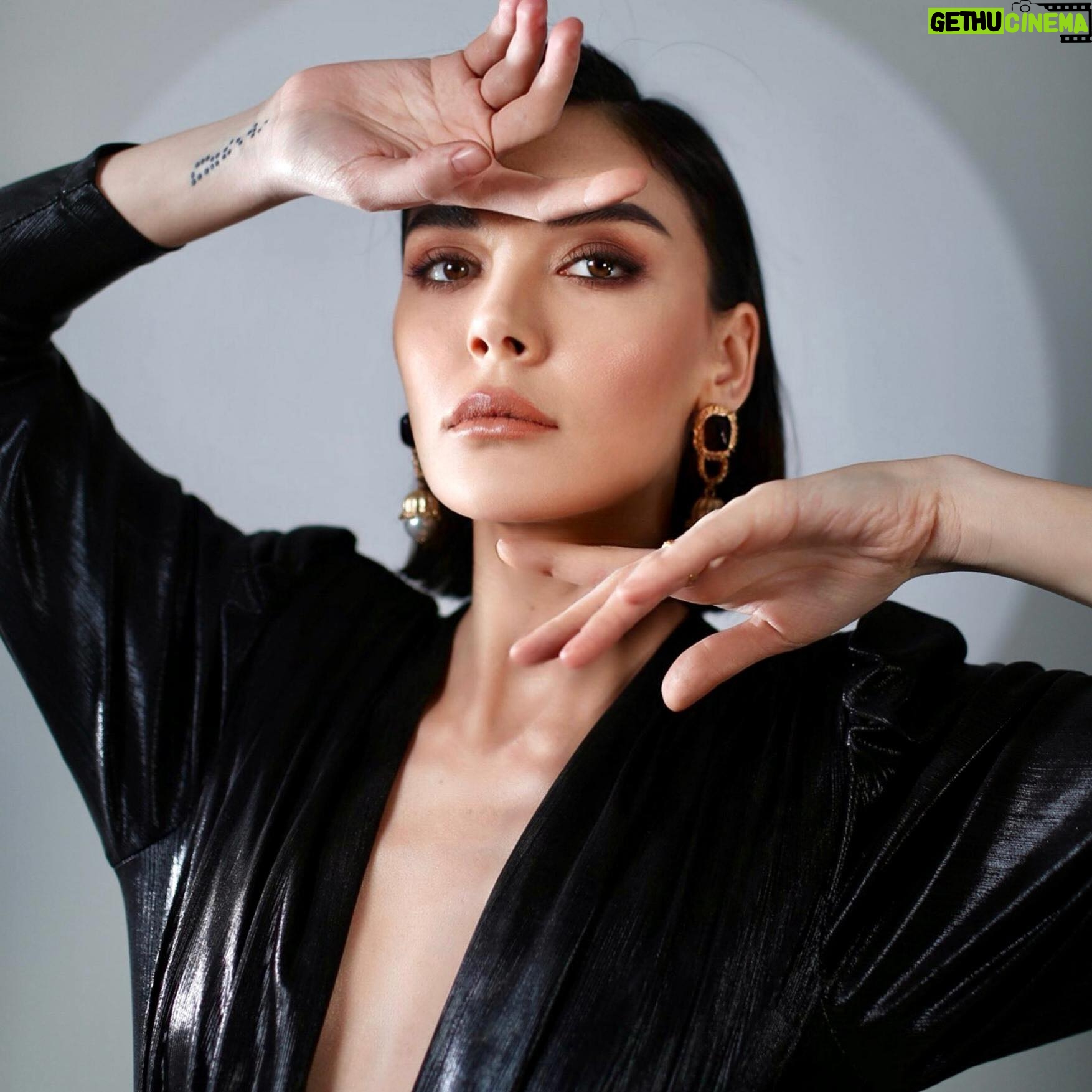 Sevcan Yaşar Instagram - @buketkahramantm X @svcnysr 🖤 Fotoğraf: @okanaysalar @detaycek Styling: @sanarangrazz Makeup: @elcintzcn Management: @buketkahramantm Creative Director: @eeceylemm Saç: @sabitakkaya / @halitnasoffical