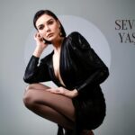 Sevcan Yaşar Instagram - @buketkahramantm X @svcnysr 🖤 Fotoğraf: @okanaysalar @detaycek Styling: @sanarangrazz Makeup: @elcintzcn Management: @buketkahramantm Creative Director: @eeceylemm Saç: @sabitakkaya / @halitnasoffical