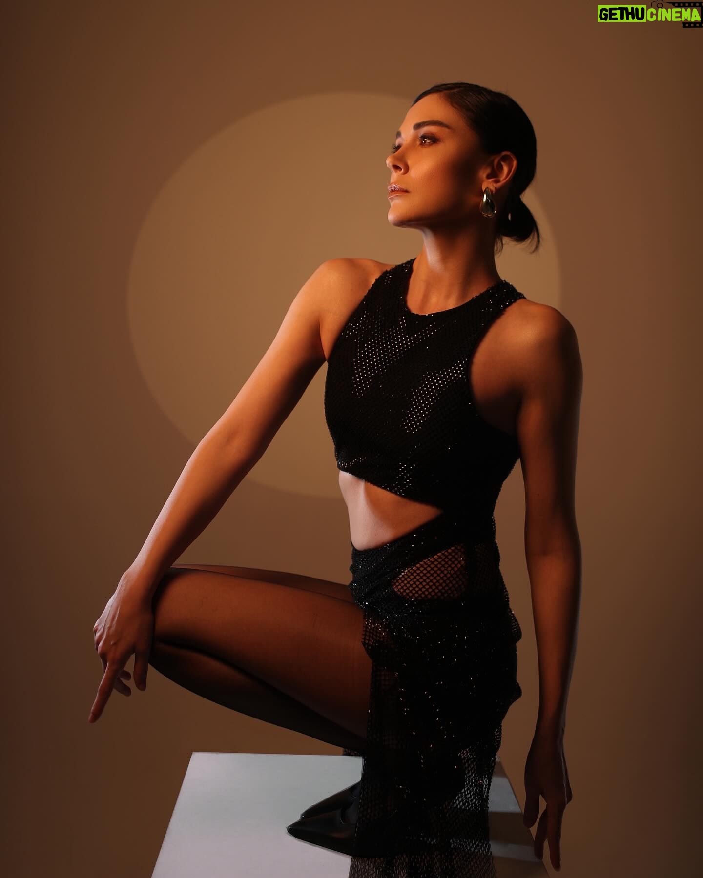 Sevcan Yaşar Instagram - 🦢🦢🦢 Röportaj: @aysecaglakucuk @serayyazicioglu Fotoğraf: @okanaysalar Creative Director: @eeceylemm Styling: @sanarangrazz Make up: @elcintzcn Hair: @sabitakkaya/ Halit Nas Retouch: @atamandervisoglu Pr: @bgpragency @begkilic @nureriskuran Menajerlik: @buketkahramantm