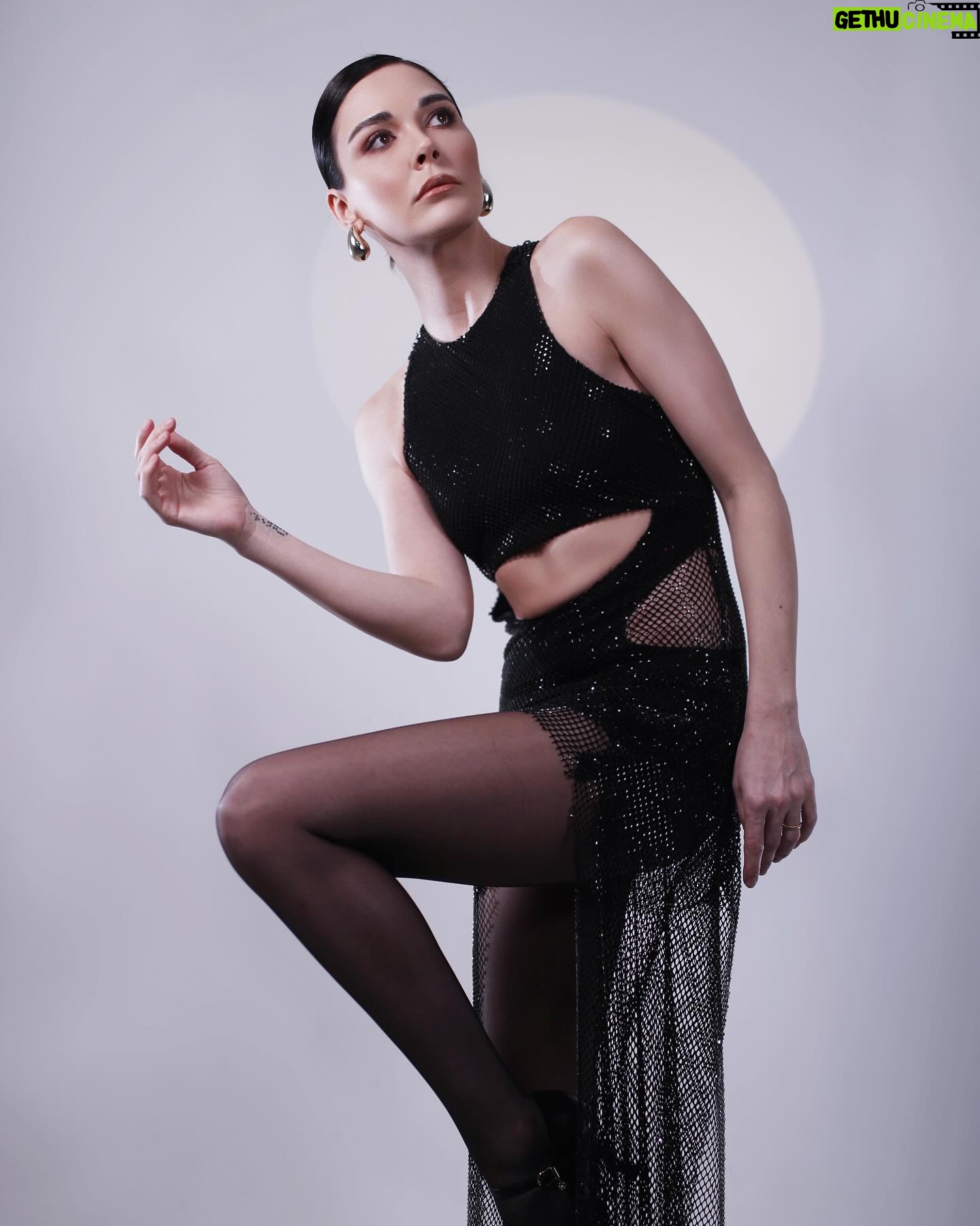 Sevcan Yaşar Instagram - 🦢🦢🦢 Röportaj: @aysecaglakucuk @serayyazicioglu Fotoğraf: @okanaysalar Creative Director: @eeceylemm Styling: @sanarangrazz Make up: @elcintzcn Hair: @sabitakkaya/ Halit Nas Retouch: @atamandervisoglu Pr: @bgpragency @begkilic @nureriskuran Menajerlik: @buketkahramantm
