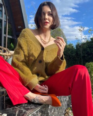 Sevcan Yaşar Instagram - Hiçkimse:
Babaannem: Biz çocukken beş taş oynardık 💎🧚🏻‍♀️💎🪷