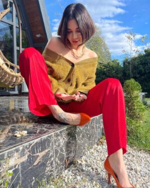 Sevcan Yaşar Instagram - Hiçkimse:
Babaannem: Biz çocukken beş taş oynardık 💎🧚🏻‍♀️💎🪷