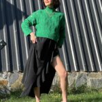 Sevcan Yaşar Instagram - Çatlattığım küçük parmak , eteğimdeki uğur böceği ve güneşi selamlama dansı 🐞🦶🏻🧝‍♀️ ☀️