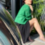 Sevcan Yaşar Instagram - Çatlattığım küçük parmak , eteğimdeki uğur böceği ve güneşi selamlama dansı 🐞🦶🏻🧝‍♀️ ☀️