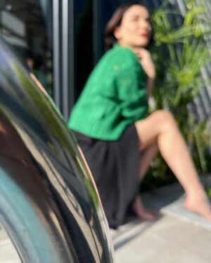 Sevcan Yaşar Instagram - Çatlattığım küçük parmak , eteğimdeki uğur böceği ve güneşi selamlama dansı 🐞🦶🏻🧝‍♀️ ☀️