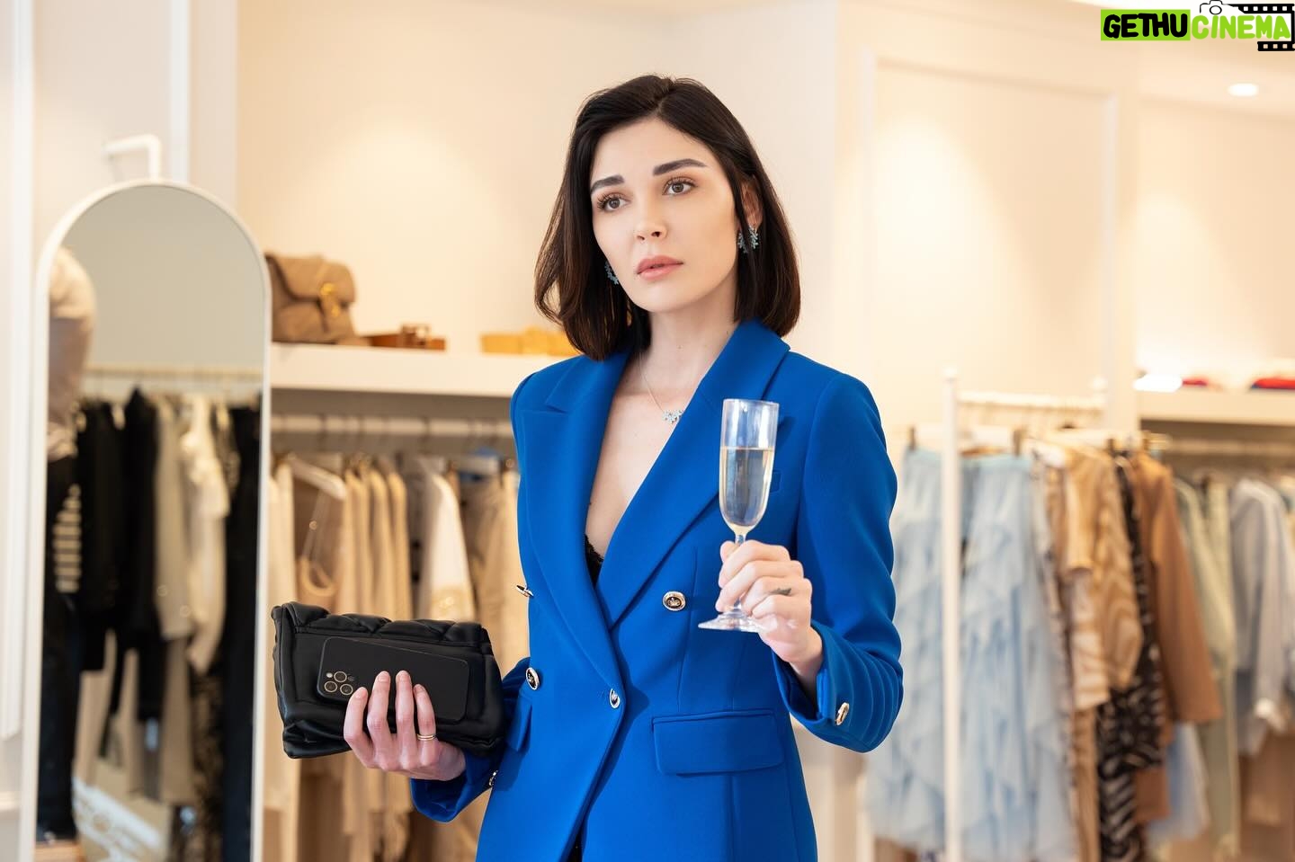 Sevcan Yaşar Instagram - Bugün @dizikirlisepeti olduğunu bilmiyor olamazsınız! 😎🫶🏻🦢 20.00 da @nowtvturkiye da✔️ @medyapimresmi 🌸Elma suyu?