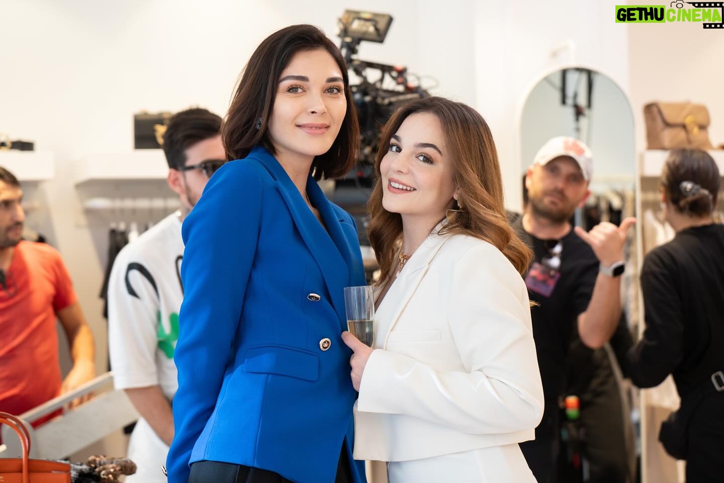 Sevcan Yaşar Instagram - Bugün @dizikirlisepeti olduğunu bilmiyor olamazsınız! 😎🫶🏻🦢 20.00 da @nowtvturkiye da✔️ @medyapimresmi 🌸Elma suyu?