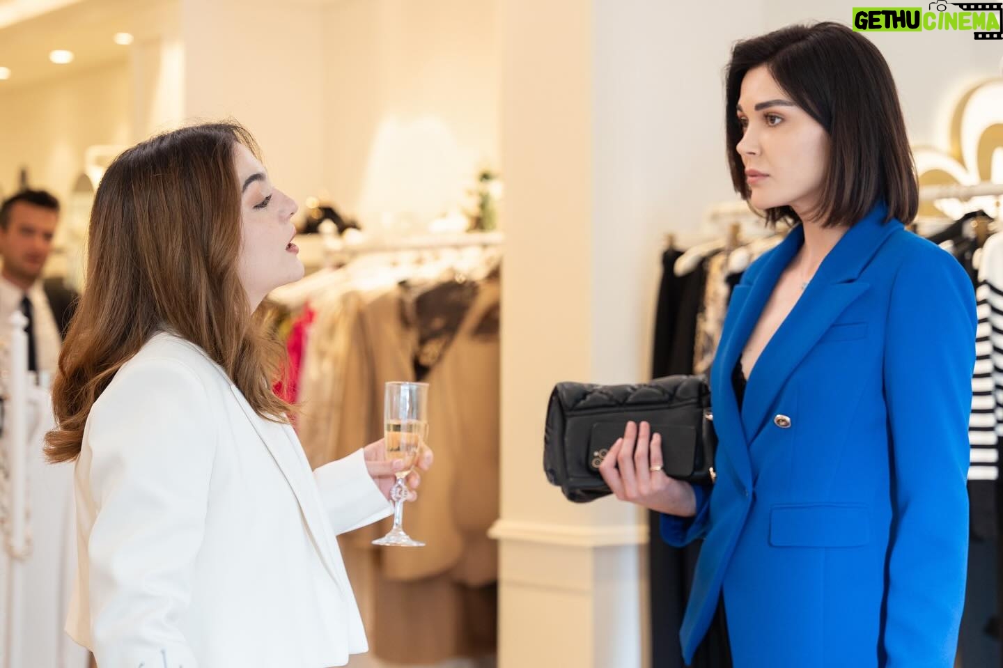 Sevcan Yaşar Instagram - Bugün @dizikirlisepeti olduğunu bilmiyor olamazsınız! 😎🫶🏻🦢 20.00 da @nowtvturkiye da✔️ @medyapimresmi 🌸Elma suyu?