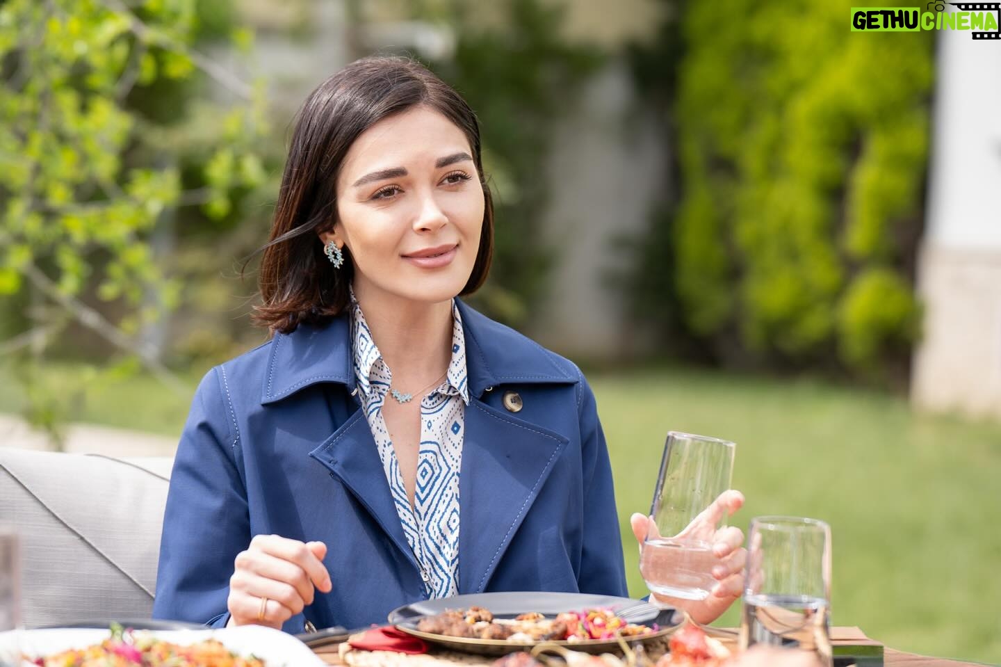 Sevcan Yaşar Instagram - Bugün @dizikirlisepeti olduğunu bilmiyor olamazsınız! 😎🫶🏻🦢 20.00 da @nowtvturkiye da✔️ @medyapimresmi 🌸Elma suyu?
