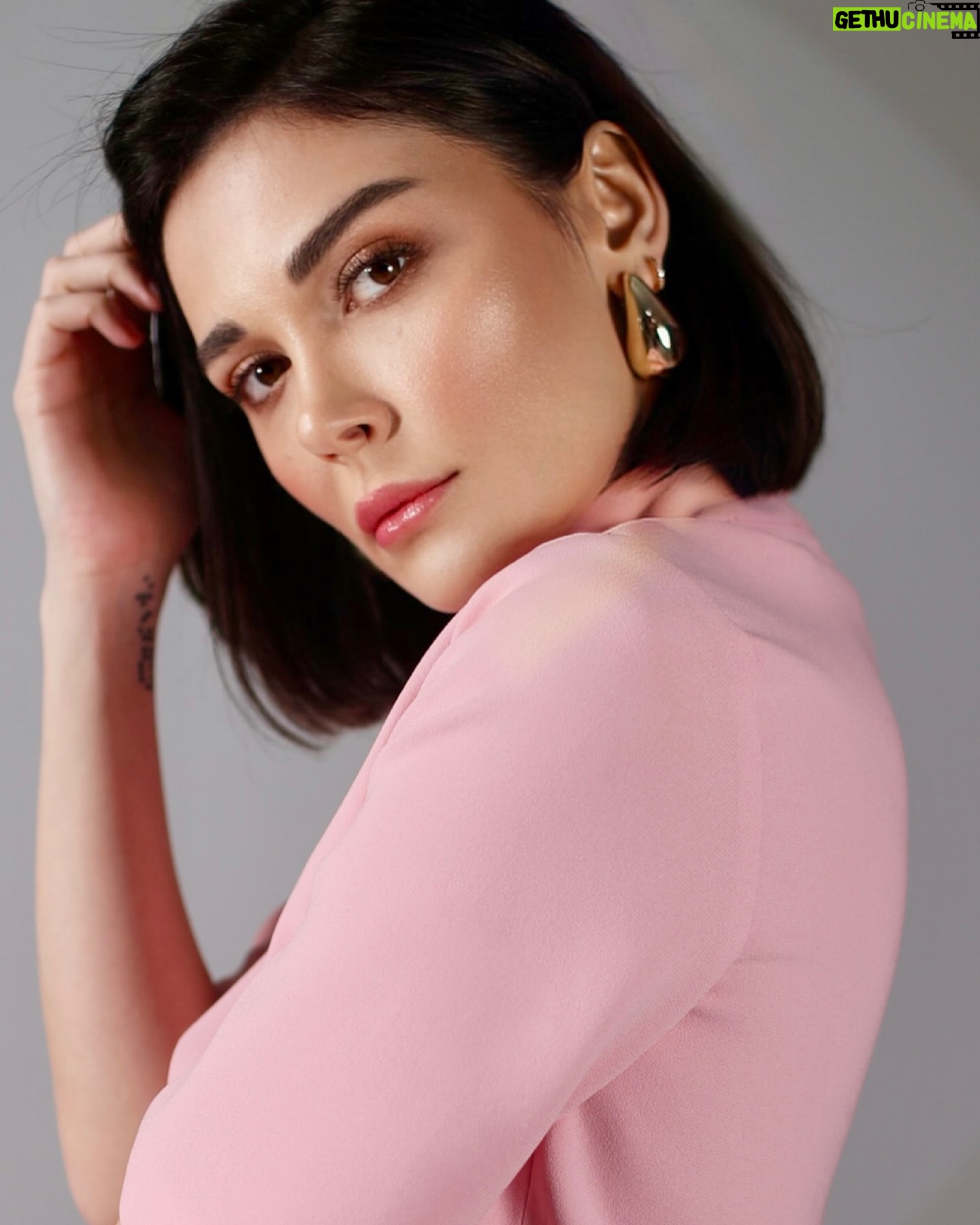 Sevcan Yaşar Instagram - 📸 @okanaysalar @detaycek 👗 @sanarangrazz 💄 @elcintzcn 🏘️ @buketkahramantm @eeceylemm @berkaykahraman @buketkahraman @eliforgun Stüdyo : @elmarazimli Backstage : @nahid_abbaszade 🌸🦢🤍