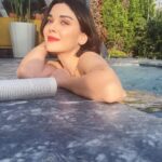 Sevcan Yaşar Instagram - ' Seni bütün gücü ve kudretiyle diğerlerinden farksız kılmaya çalışan bu dünyada kendin olarak kalabilmek en büyük savaşını vermek değil midir? ' dedim 'Arnavut ciğeri söyleyelim' dedi. @irselcivit 🔮🔮🔮