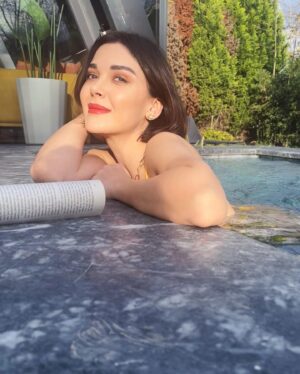 Sevcan Yaşar Instagram - ' Seni bütün gücü ve kudretiyle diğerlerinden farksız kılmaya çalışan bu dünyada kendin olarak kalabilmek en büyük savaşını vermek değil midir? ' dedim 'Arnavut ciğeri söyleyelim' dedi.  @irselcivit 🔮🔮🔮