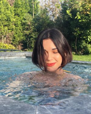 Sevcan Yaşar Instagram - ' Seni bütün gücü ve kudretiyle diğerlerinden farksız kılmaya çalışan bu dünyada kendin olarak kalabilmek en büyük savaşını vermek değil midir? ' dedim 'Arnavut ciğeri söyleyelim' dedi.  @irselcivit 🔮🔮🔮