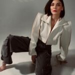 Sevcan Yaşar Instagram - Bunu paylaşmayı unutmuşum.🤧Ben instagramca çok bilmiyor. 🐡 🫶🏻 🦑 📸 @okanaysalar @detaycek 👗 @sanarangrazz 💄 @elcintzcn 🏘️ @buketkahramantm @eeceylemm @berkaykahraman @buketkahraman @eliforgun 🤍 🌸🦢 Stüdyo :elmar azimli Bacstage : nahit abbaszade