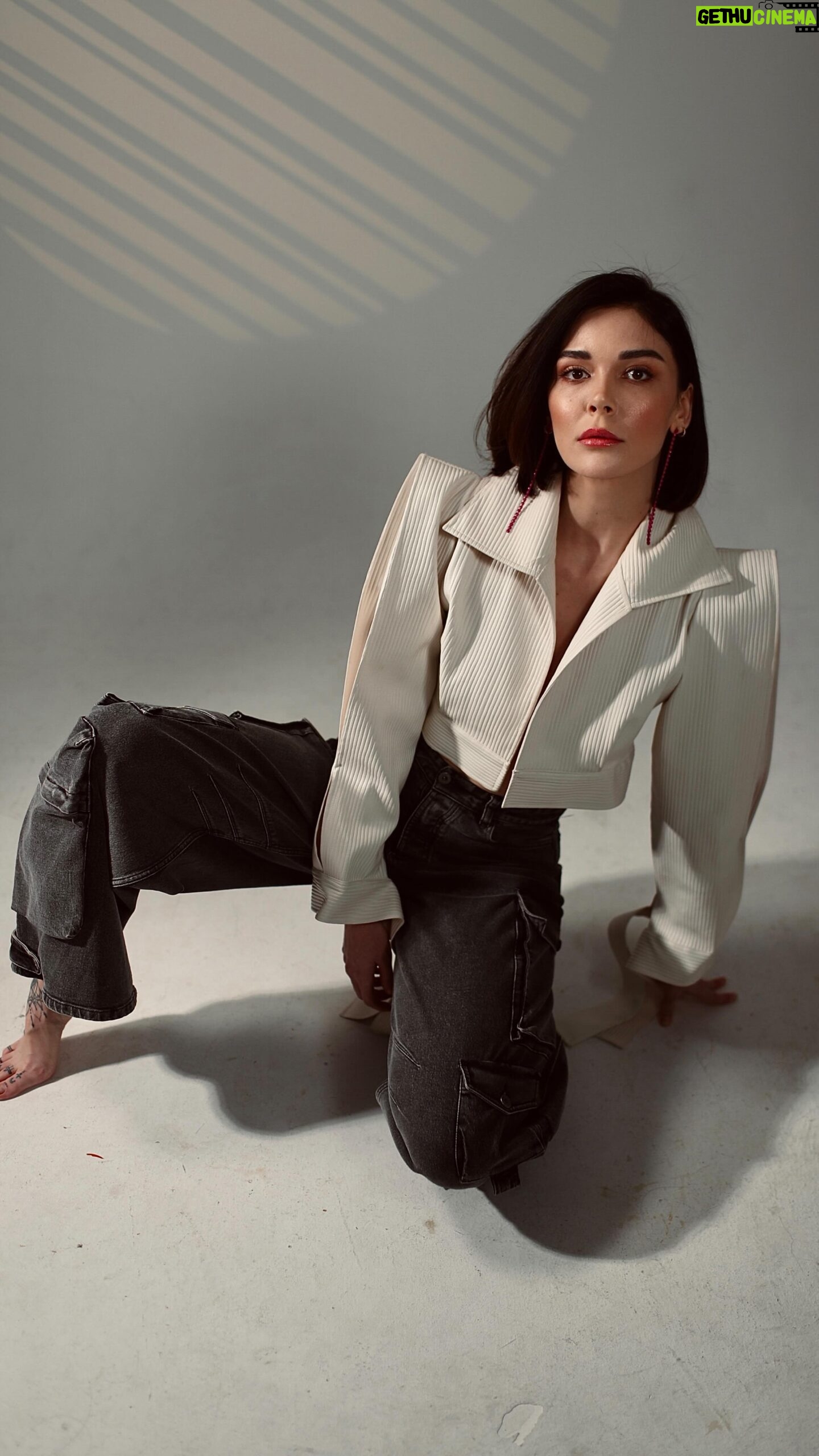 Sevcan Yaşar Instagram - Bunu paylaşmayı unutmuşum.🤧Ben instagramca çok bilmiyor. 🐡 🫶🏻 🦑 📸 @okanaysalar @detaycek 👗 @sanarangrazz 💄 @elcintzcn 🏘️ @buketkahramantm @eeceylemm @berkaykahraman @buketkahraman @eliforgun 🤍 🌸🦢 Stüdyo :elmar azimli Bacstage : nahit abbaszade