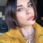 Sevcan Yaşar Instagram - Göz rengimin günden güne açılmasını garip buluyorum🥥 Uzun zamandır sosyal medyadan uzak duruyordum. Eskiden bir mahallede büyürken en fazla akşamdan akşama bize çok uzak gelen yerlerdeki haberleri dinlerken ayağımızın altındaki toprak ve etrafımızdaki sınırlı dünya daha güvenilir gelirdi. Bir insan evladının kaldırabileceğinden daha fazla habere daha fazla duyguya istem dışı şahit olarak çok fazla değişken ve çok fazla uyaranla tetiklenen savunma psikolojisiyle ürettiğimiz savaş kaç hormonlarının yükü belkide olayların hızı ve yarattığı sıkıntı ile tekrarlayan döngü. Bence herkesin kaldırabileceğinden fazla bilgiye ve değiştirebileceğinden daha az kötü habere ulaşmaması gerekir. Neyse ki bulutlu havaların gözlüklerinizin camındaki pusu siler gibi kolaylıkla geçmesini dileyen ben varım. Şaka. ⛅️Mutlu günleriniz olsun. 🌤️