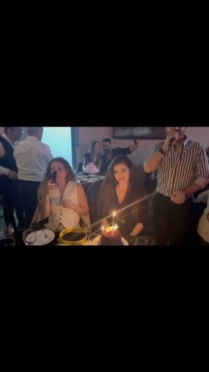 Sevil Uyar Instagram - Dün geceden başladık biz. 🎂🎉👻🎈.5 Mayıs #hıdırellez akşamı doğmuşum baharın gelmesine müjdeler olsun.🌸🌻🌼🌺🪻🌹🌷