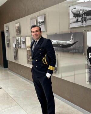 Sevil Uyar Instagram - #dünyapilotlargününüzkutluolsun ✈️👨🏻‍✈️❤️göklerin ve evimizin kahramanı seni seviyoruz. #sevlev #thy #boeing787 #pilot #kaptan